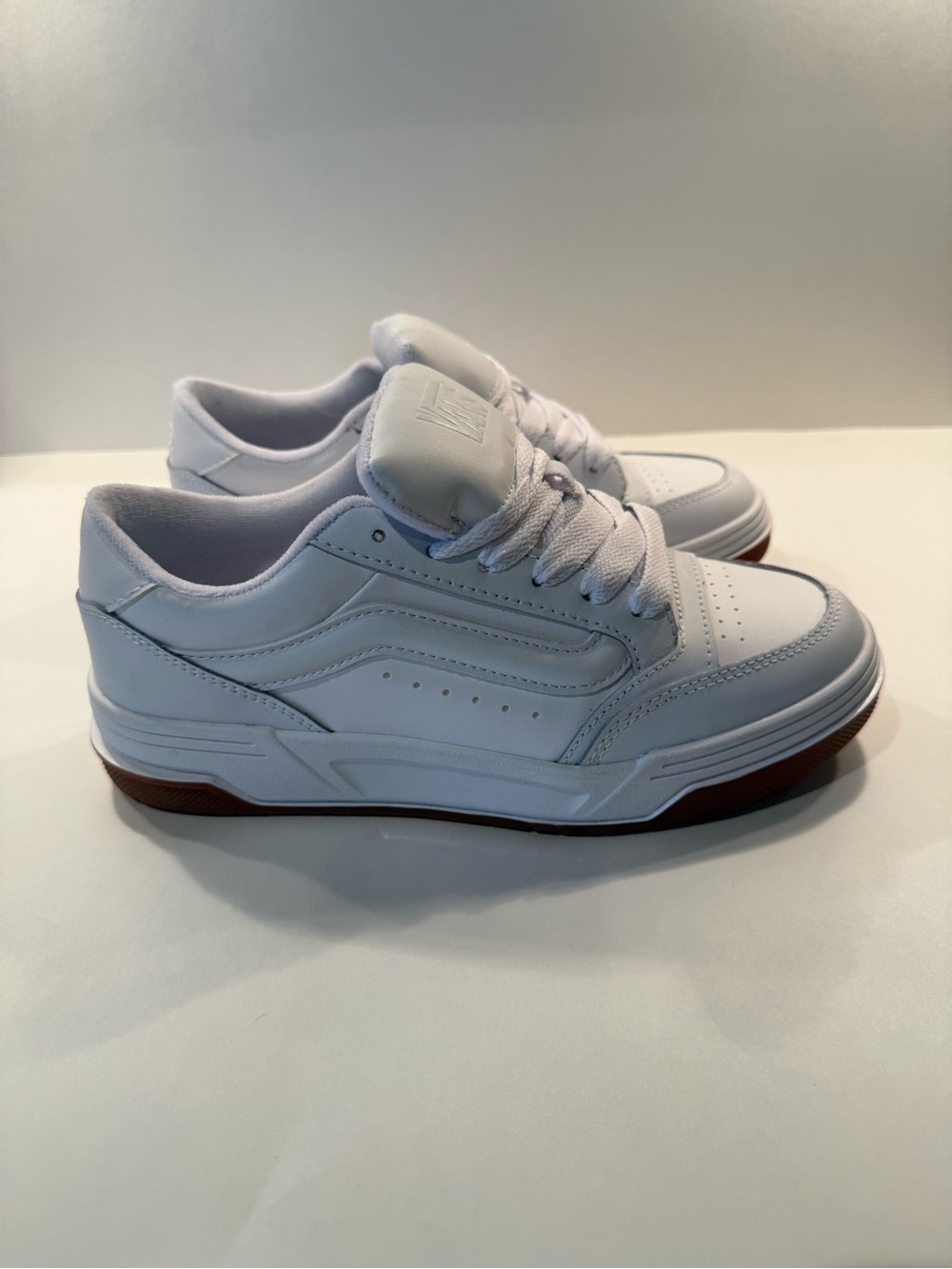Like New Unisex Vans Hylane Low Top Sneakers